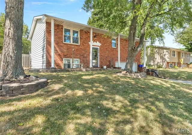Photo 2 of Sale Pending at 704 W Airwood Dr, East Alton, IL 62024 | MLS# MIS26059104 | Listing updated on 2026-09-20