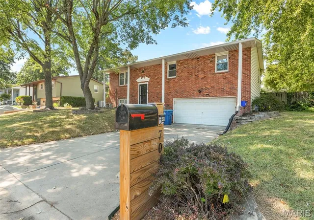 Photo 3 of Sale Pending at 704 W Airwood Dr, East Alton, IL 62024 | MLS# MIS26059104 | Listing updated on 2026-09-20