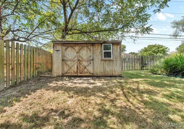 Photo 31 of Sale Pending at 704 W Airwood Dr, East Alton, IL 62024 | MLS# MIS26059104 | Listing updated on 2026-10-09