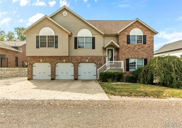 Photo 3 of Single family home for sale at 1581 Su Twan Dr, Worden, IL 62097 | MLS# MIS26059109 | Listing updated on 2026-10-08