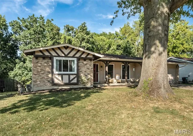 Photo 2 of Single family home for sale at 21 San Carlos Dr, Saint Charles, MO 63303 | MLS# MIS26059110 | Listing updated on 2026-09-20