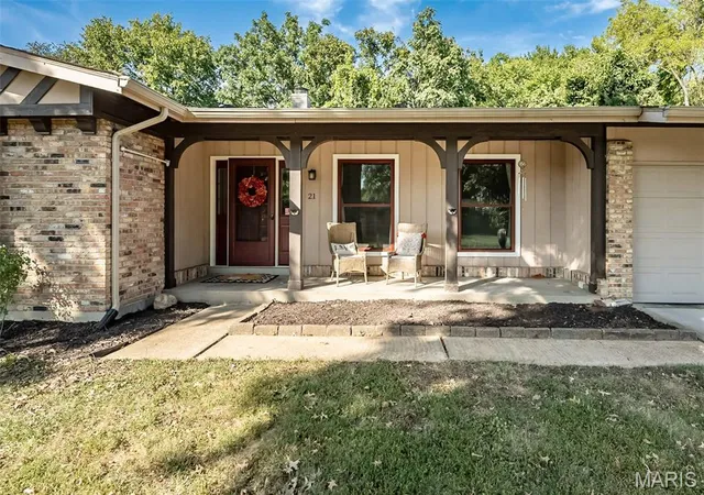 Photo 3 of Single family home for sale at 21 San Carlos Dr, Saint Charles, MO 63303 | MLS# MIS26059110 | Listing updated on 2026-09-20