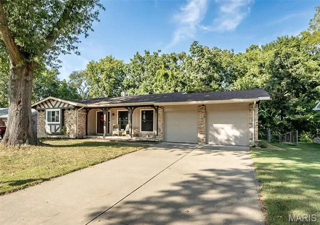 Photo 1 of Single family home for sale at 21 San Carlos Dr, Saint Charles, MO 63303 | MLS# MIS26059110 | Listing updated on 2026-10-12