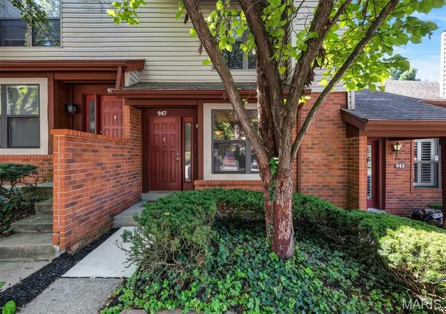 Photo 2 of Sale Pending at 947 Quail Meadows Ct #E, Chesterfield, MO 63017 | MLS# MIS26059138 | Listing updated on 2026-09-21