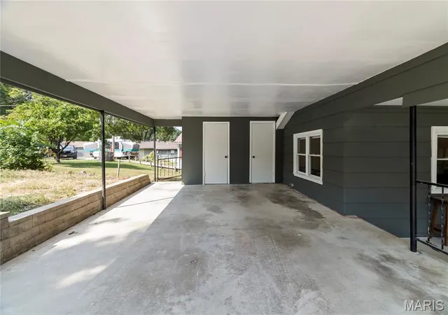 Photo 2 of Sale Pending at 14186 W Sunrise Lake Dr, De Soto, MO 63020 | MLS# MIS26059159 | Listing updated on 2026-09-21