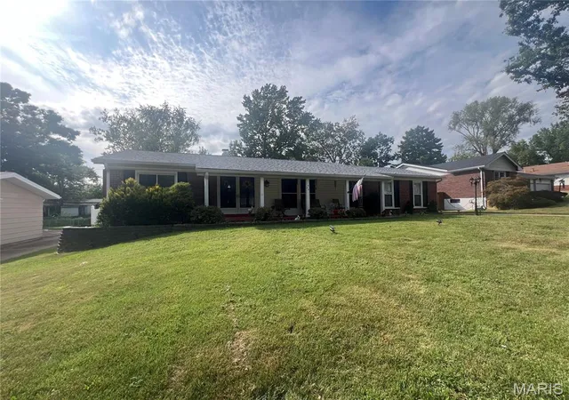 Photo 2 of Single family home for sale at 1475 Lisa Dr, Florissant, MO 63033 | MLS# MIS26059190 | Listing updated on 2026-09-18