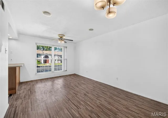 Listing Photo 5 - Condo for sale in building located at 8724 Santa Bella Dr, Hazelwood, MO 63042 - Unit #H