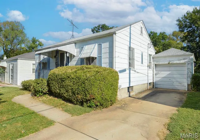 Photo 3 of Sale Pending at 9441 Kathlyn Dr, Saint Louis, MO 63134 | MLS# MIS26059213 | Listing updated on 2026-09-30