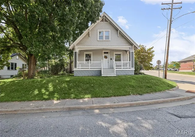 Photo 2 of Single family home for sale at 401 Plum St, Edwardsville, IL 62025 | MLS# MIS26059218 | Listing updated on 2026-09-27