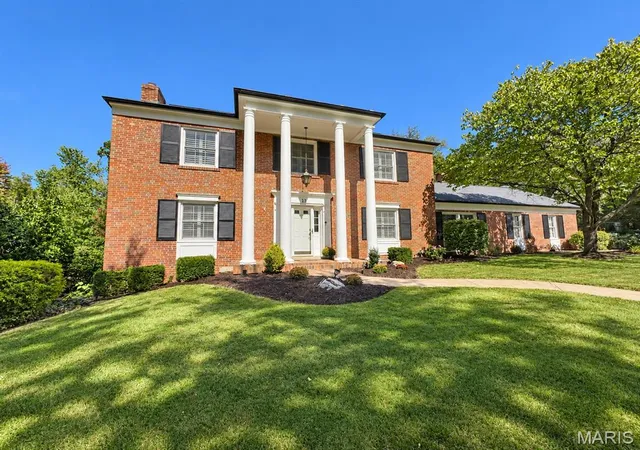 Photo 2 of Single family home for sale at 13 Deer Crk Woods, Ladue, MO 63124 | MLS# MIS26059228 | Listing updated on 2026-10-07