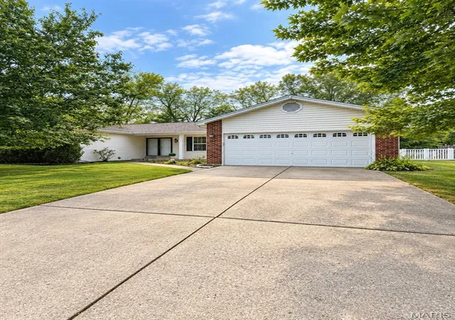 Photo 1 of Single family home for sale at 3 Fairfax Dr, Saint Peters, MO 63376 | MLS# MIS26059235 | Listing updated on 2026-09-18