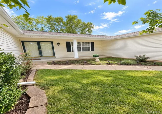 Photo 2 of Single family home for sale at 3 Fairfax Dr, Saint Peters, MO 63376 | MLS# MIS26059235 | Listing updated on 2026-09-18