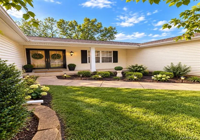 Photo 3 of Single family home for sale at 3 Fairfax Dr, Saint Peters, MO 63376 | MLS# MIS26059235 | Listing updated on 2026-09-18