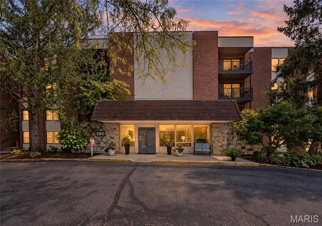 Condo for sale at 590 Sarah Ln #401, Saint Louis, MO 63141 | MLS# MIS26059284