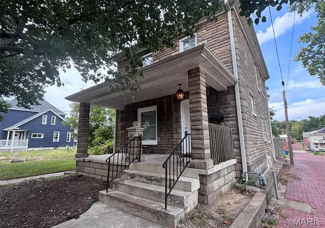 Photo 3 of Single family home for sale at 410 Spring St, Alton, IL 62002 | MLS# MIS26059287 | Listing updated on 2026-09-25