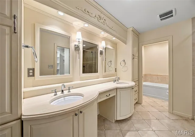 Listing Photo 4 - Condo for sale in building located at 2394 Baxton Wy, Chesterfield, MO 63017