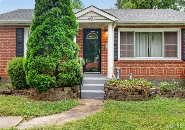 Photo 2 of Sale Pending at 1971 Vinita Dr, Saint Louis, MO 63114 | MLS# MIS26059297 | Listing updated on 2026-10-05