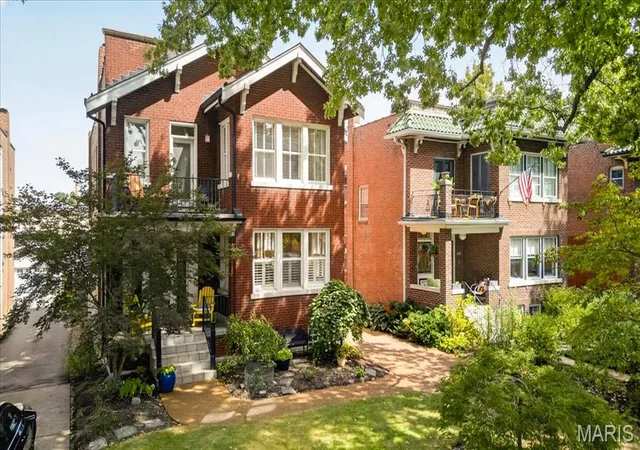 Photo 2 of Sale Pending at 6465 San Bonita Ave, Saint Louis, MO 63105 | MLS# MIS26059345 | Listing updated on 2026-09-25