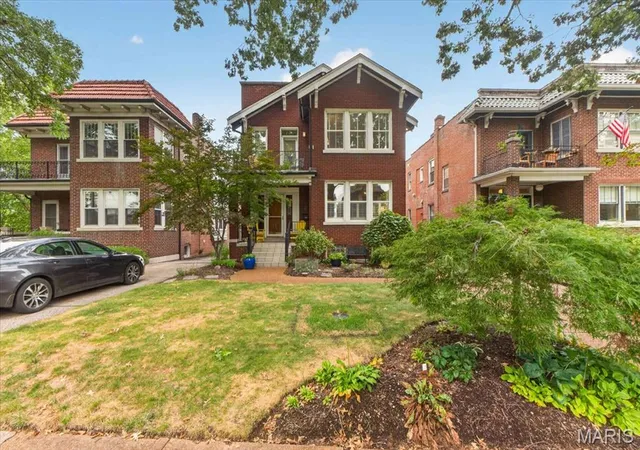 Photo 3 of Sale Pending at 6465 San Bonita Ave, Saint Louis, MO 63105 | MLS# MIS26059345 | Listing updated on 2026-09-25