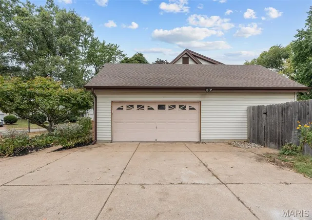 Photo 4 of Single family home for sale at 3003 Moon Flower Ct, Florissant, MO 63031 | MLS# MIS26059347 | Listing updated on 2026-09-18