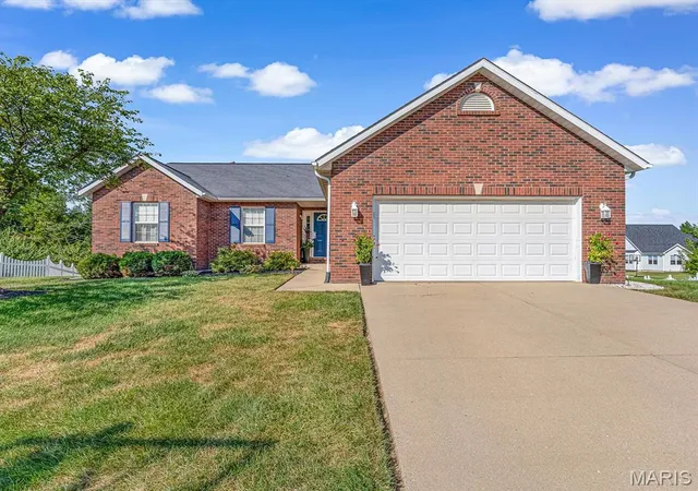 Single family home for sale at 1307 Rachael Ln, Waterloo, IL 62298 | MLS# MIS26059348