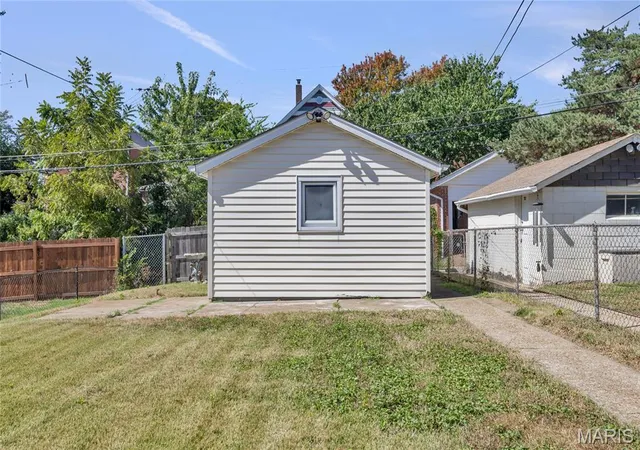 Photo 3 of Sale Pending at 1503 Gregg Ave, Saint Louis, MO 63139 | MLS# MIS26059369 | Listing updated on 2026-10-03
