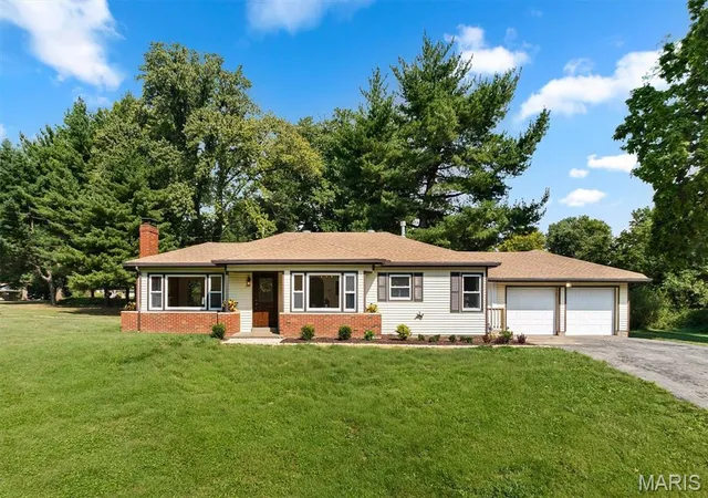 Photo 3 of Single family home for sale at 11 Pine Lake Dr, Collinsville, IL 62234 | MLS# MIS26059373 | Listing updated on 2026-10-06