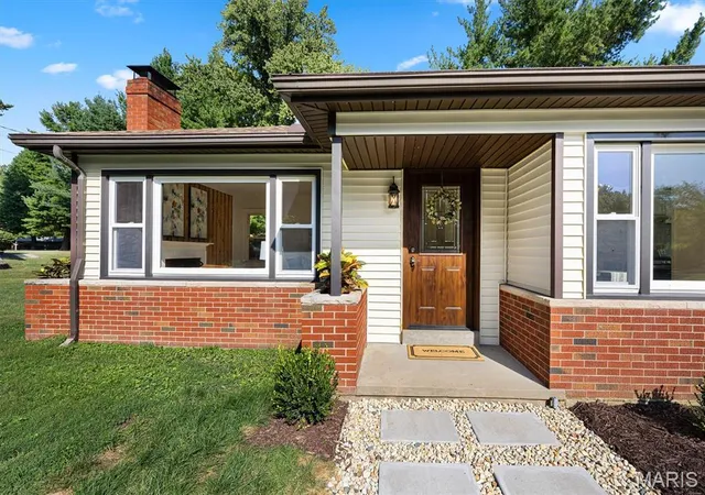 Photo 3 of Single family home for sale at 11 Pine Lake Dr, Collinsville, IL 62234 | MLS# MIS26059373 | Listing updated on 2026-09-21