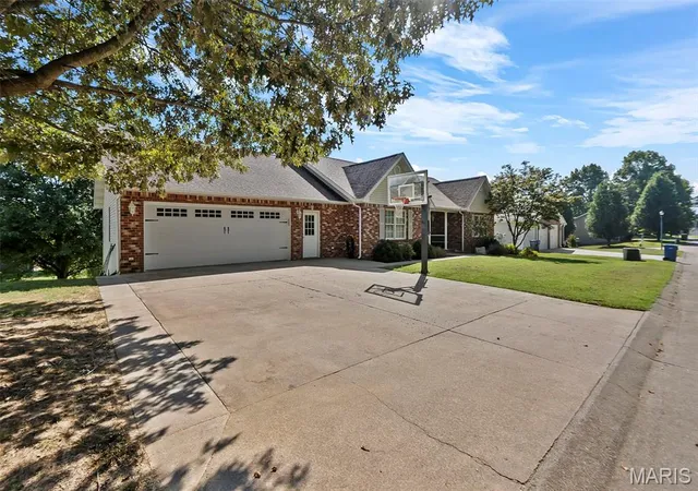 Photo 2 of Single family home for sale at 102 Stull Dr, Benton, MO 63736 | MLS# MIS26059395 | Listing updated on 2026-10-05