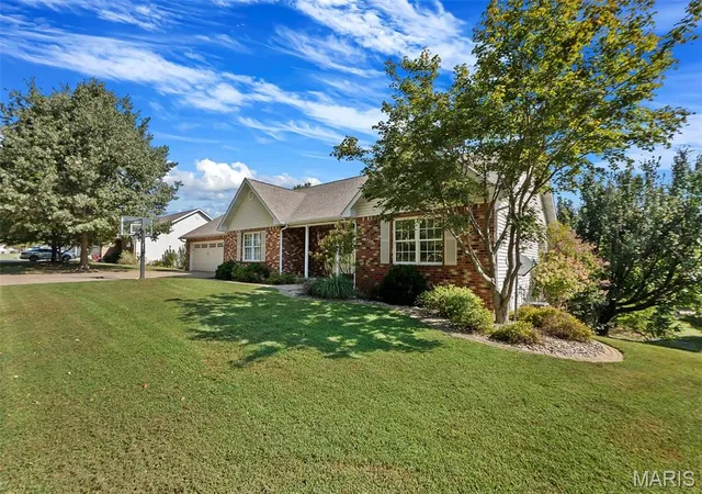 Photo 3 of Single family home for sale at 102 Stull Dr, Benton, MO 63736 | MLS# MIS26059395 | Listing updated on 2026-10-05