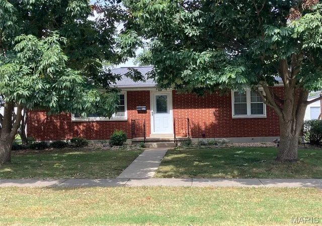Photo 1 of Single family home for sale at 929 N 4th Street, Breese, IL 62230 | MLS# MIS26059399 | Listing updated on 2026-10-06