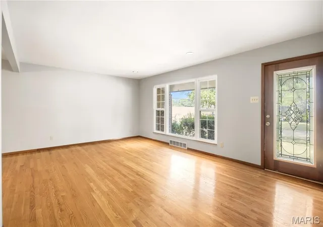 Photo 3 of Single family home for sale at 530 Mid Meadows Ln, Saint Louis, MO 63122 | MLS# MIS26059412 | Listing updated on 2026-09-20