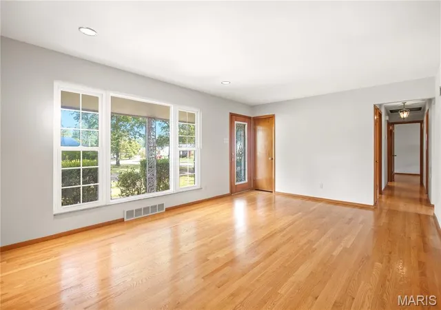 Photo 4 of Single family home for sale at 530 Mid Meadows Ln, Saint Louis, MO 63122 | MLS# MIS26059412 | Listing updated on 2026-09-20