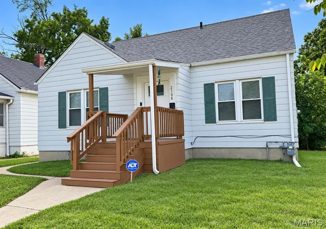 Single family home for sale at 2108 Main St, Alton, IL 62002 | MLS# MIS26059420