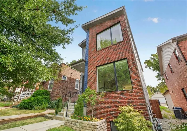 Photo 2 of Single family home for sale at 1018 Yale Ave, Saint Louis, MO 63117 | MLS# MIS26059435 | Listing updated on 2026-10-08
