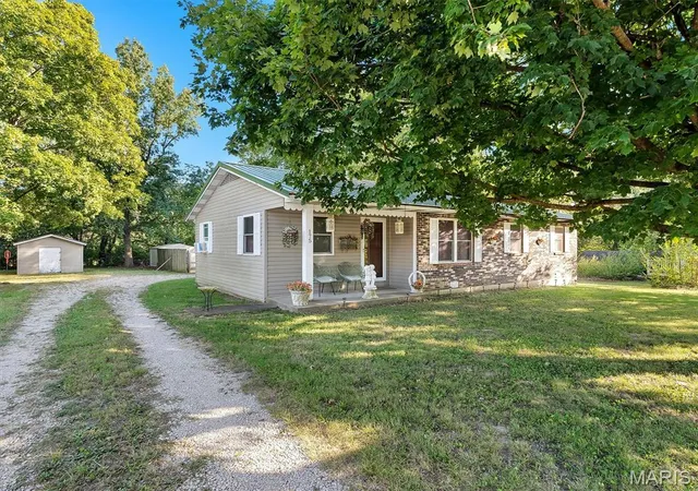 Photo 1 of Sale Pending at 175 E Pine St, Bourbon, MO 65441 | MLS# MIS26059436 | Listing updated on 2026-09-25