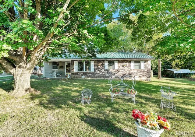 Photo 2 of Sale Pending at 175 E Pine St, Bourbon, MO 65441 | MLS# MIS26059436 | Listing updated on 2026-09-25