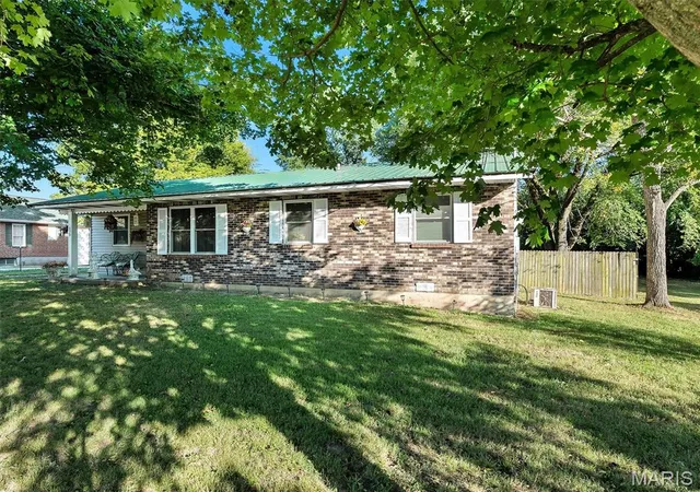 Photo 3 of Sale Pending at 175 E Pine St, Bourbon, MO 65441 | MLS# MIS26059436 | Listing updated on 2026-09-25