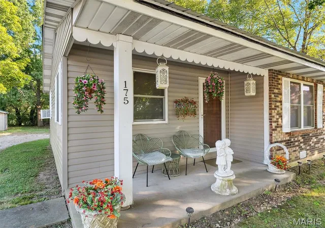 Photo 3 of Sale Pending at 175 E Pine St, Bourbon, MO 65441 | MLS# MIS26059436 | Listing updated on 2026-09-25