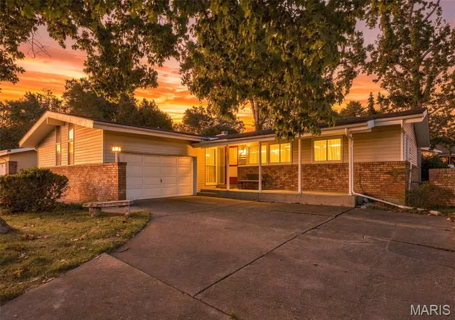 Photo 1 of Sale Pending at 1658 Rathford Dr, Saint Louis, MO 63146 | MLS# MIS26059437 | Listing updated on 2026-09-19