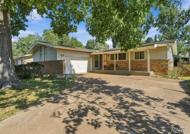 Photo 3 of Sale Pending at 1658 Rathford Dr, Saint Louis, MO 63146 | MLS# MIS26059437 | Listing updated on 2026-09-19