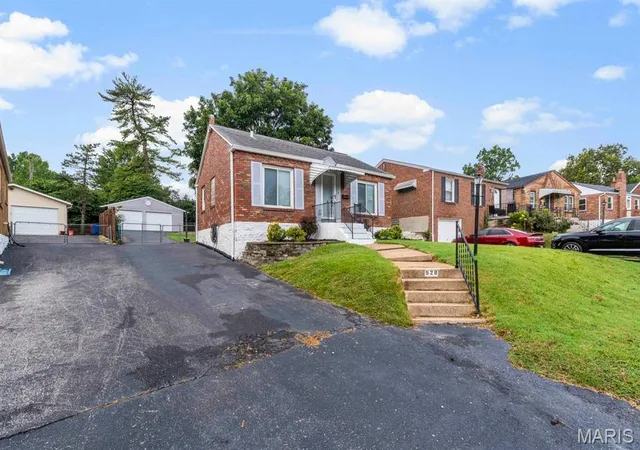 Photo 2 of Single family home for sale at 528 Ruthland Dr, Saint Louis, MO 63125 | MLS# MIS26059439 | Listing updated on 2026-09-28
