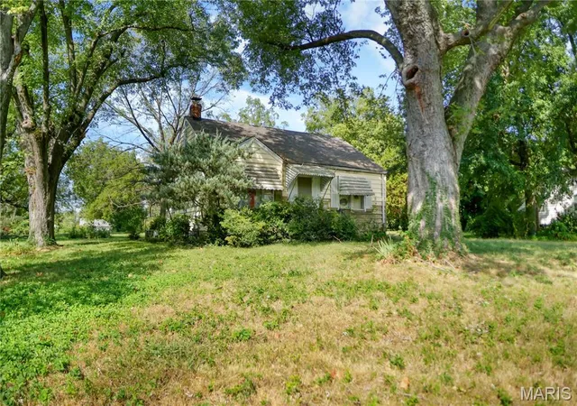Photo 2 of Sale Pending at 9847 Ventura Dr, Saint Louis, MO 63136 | MLS# MIS26059441 | Listing updated on 2026-09-30