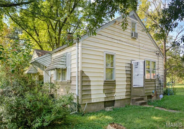 Photo 3 of Sale Pending at 9847 Ventura Dr, Saint Louis, MO 63136 | MLS# MIS26059441 | Listing updated on 2026-09-30