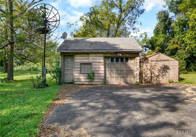 Photo 3 of Sale Pending at 9847 Ventura Dr, Saint Louis, MO 63136 | MLS# MIS26059441 | Listing updated on 2026-09-30
