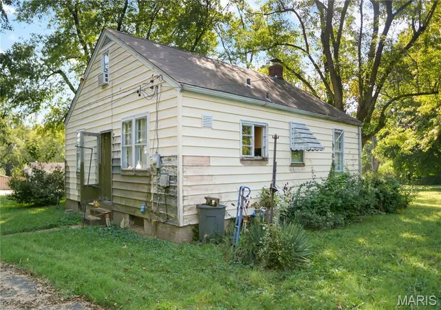Photo 4 of Sale Pending at 9847 Ventura Dr, Saint Louis, MO 63136 | MLS# MIS26059441 | Listing updated on 2026-09-30