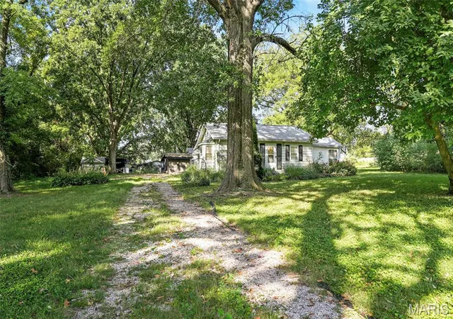 Photo 2 of Sale Pending at 9837 Ventura Dr, Saint Louis, MO 63136 | MLS# MIS26059446 | Listing updated on 2026-09-30