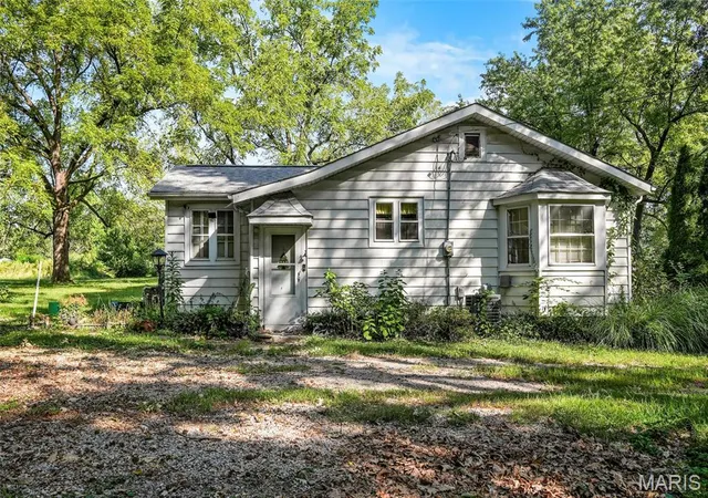 Photo 3 of Sale Pending at 9837 Ventura Dr, Saint Louis, MO 63136 | MLS# MIS26059446 | Listing updated on 2026-09-30