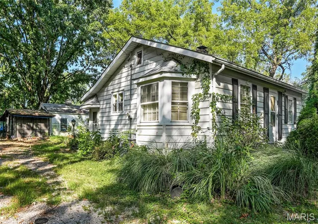 Photo 3 of Sale Pending at 9837 Ventura Dr, Saint Louis, MO 63136 | MLS# MIS26059446 | Listing updated on 2026-09-30