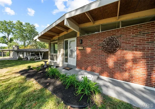 Photo 2 of Sale Pending at 7206 Berkridge Dr, Hazelwood, MO 63042 | MLS# MIS26059457 | Listing updated on 2026-09-23